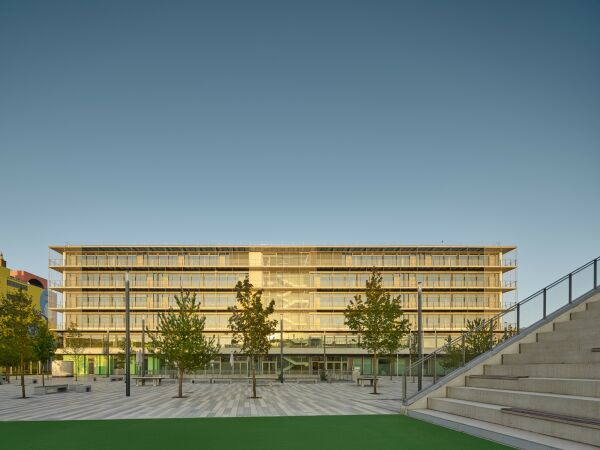 Gymnasium und Fahrradgarage von h4a