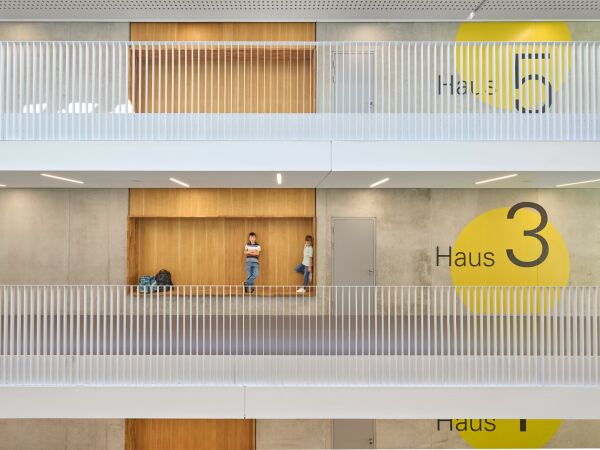 Gymnasium und Fahrradgarage von h4a