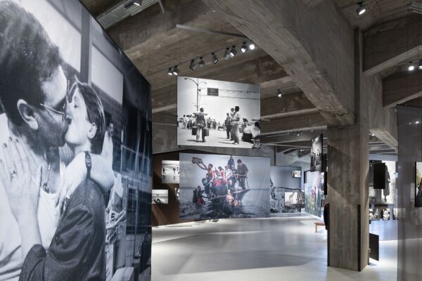 Ausstellungsansicht von The Family of Migrants im Fenix Museum