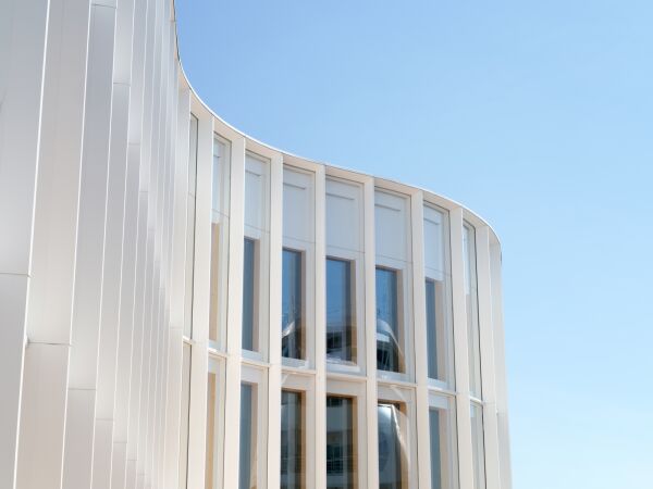 Bro und Hotel von Anttinen Oiva Architects