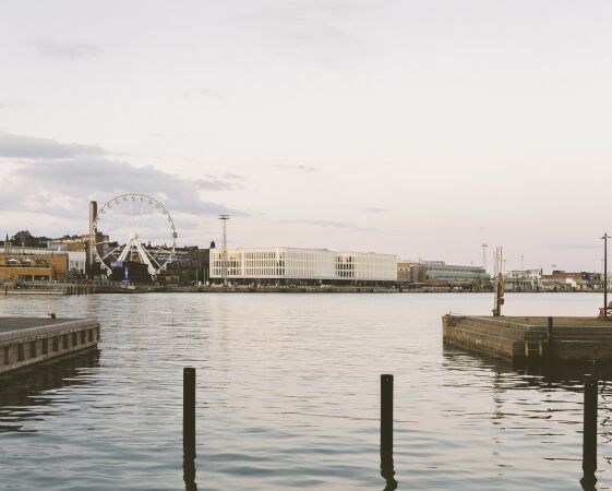 Bro und Hotel von Anttinen Oiva Architects