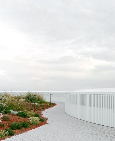 Bro und Hotel von Anttinen Oiva Architects