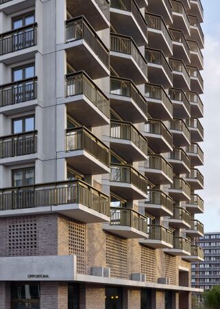 Hochhaus von Office Winhov und Office Haratori