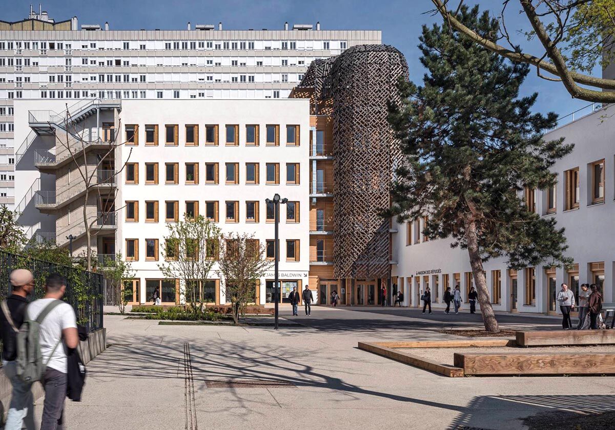 Ort für Geflüchtete und Mediathek - Schulumbau in Paris von associer