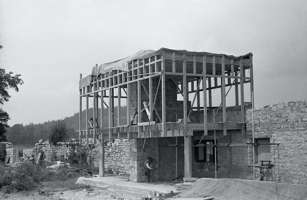Tagebucheintrag zum Foto: Die beiden Betonsulen waren die ersten Bauwerke unserer Contra-Geometrie, die in der Kathedrale von Coventry ihren Anfang nahm und in unseren Entwrfen fr die Economist-Gebude ihre volle Gestalt erhielt.