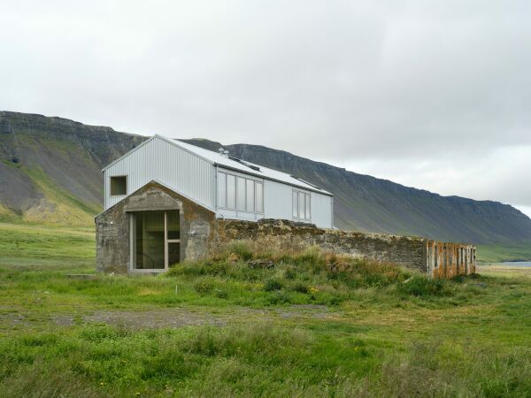 Bestand revitalisieren: Hluberg Artist Studio in Island von Studio Bua (London)