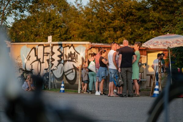 Die Chemnitzer Garagen, hier der Garagenhof am Harthweg, sind nicht nur Projektionsflchen fr Ost-Nostalgie  sie sind auch lebendige Archive, Kreativrume und Orte fr Begegnungen.