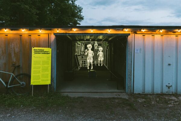 Die Videoinstallation Innenlandschaften, die sich Garageninterieurs widmet, ist an ausgewhlten Abenden auf dem Garagenhof Ahornstrae zu sehen.