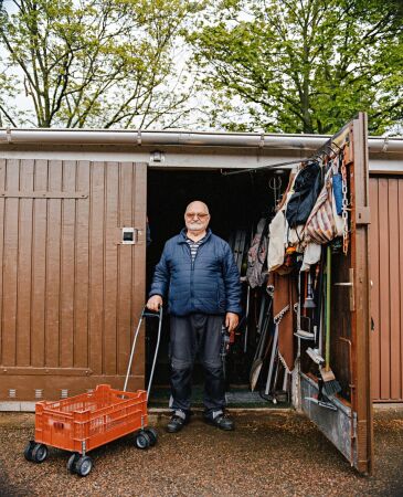 Mitglied einer Chemnitzer Garagengemeinschaft  in ihrer Fotoserie Mitgliederversammlung, die Teil der Ausstellung 3.000 Garagen ist, hat die Knstlerin Maria Sturm Menschen portrtiert, die die Chemnitzer Garagen mit Leben fllen.
