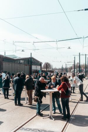 Er befindet sich auf einem ehemaligen Straenbahndepot.
