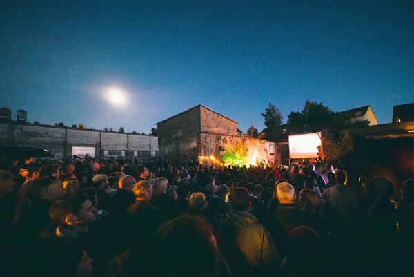 Beim Garagenabend mit DJ Vika wurde der Garagenhof Turnstrae an einem Maiabend zum Tanzclub.