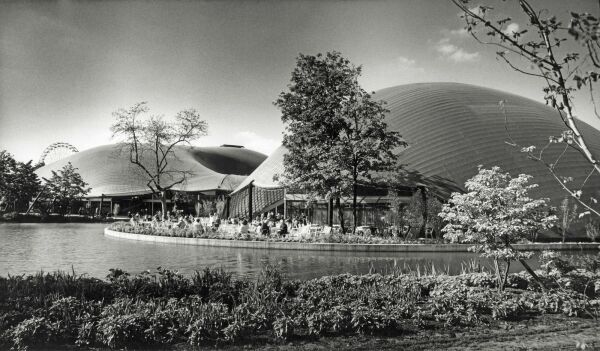 Multihalle in Mannheim 1975, Blick ber die knstliche Wasserflche auf die Terrasse des Restaurants