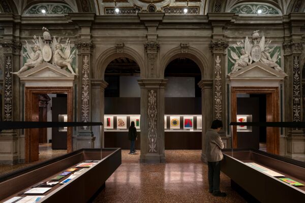 Zur�ck zum Canal Grande, wo man zum n�chsten Ziel auf der gegen�berliegenden Seite wiederum ein Vaporetto bem�hen muss. Die Diagramme-Ausstellung von OMA/AMO in der Fondazione Prada im Stadtteil Santa Croce (Calle Corner, 2215) geh�rt zu den Highlights der diesj�hrigen Saison � mehr dazu in der BauNetz WOCHE zur Biennale.