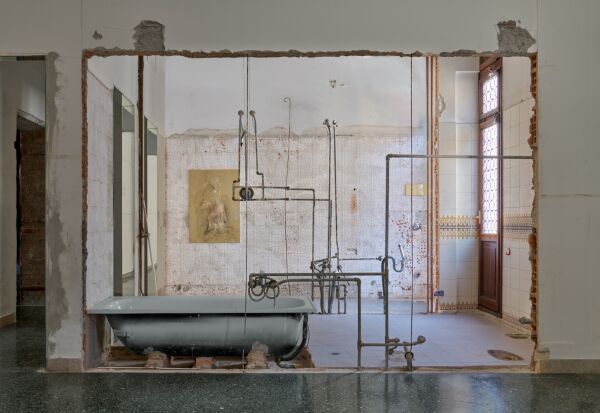 Mit der Nicoletta Fiorucci Foundation an der Fondamenta Gherardini (Dorsoduro 2829) hat sich eine weitere private Kunststiftung mit Modehintergrund in Venedig niedergelassen. Im noch unsanierten Geb�ude zeigt die K�nstlerin Tolia Astakhishvili eine der besten Ausstellungen der diesj�hrigen Biennale � mehr dazu in der BauNetz WOCHE zur Biennale.