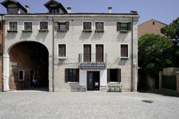 Ebenfalls am Riva dei Sette Martiri ist das Arsenale Institute for Politics of Representation (Riva dei Sette Martiri, 1430/A) ans�ssig. Die Architektur der Barrikaden wird hier untersucht � auch dazu mehr in der BauNetz WOCHE zur Biennale.