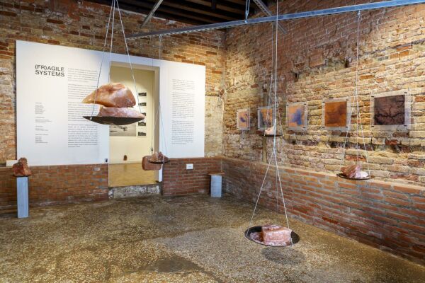 Unter dem Titel �Fragile Systems� ist eine Installation mit Steinsalz zu sehen � ein Rohstoff mit signifikanter kultureller Bedeutung f�r das Land. Es geht um Resilienz angesichts des Klimawandels.