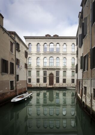 An der Fondamenta Trapolin (Cannaregio 2386) im Palazzo Diedo hat sich die Berggruen-Stiftung eingerichtet. W�hrend der Biennale ist dort �The Next Earth: Computation, Crisis, Cosmology� zu sehen.