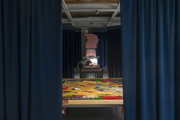 Dank Fake-Kamin geht es auch im Innenraum des Centro Culturale Don Orione Artigianelli (Dorsoduro 919) gem�tlich zu. Ein Teppich der K�nstlerin Rosie Eisor soll als Ort des Austausches dienen.