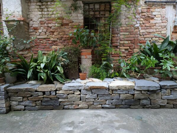 Mit dem Thema Trockenmauern geht es hier durchaus handfest zu.