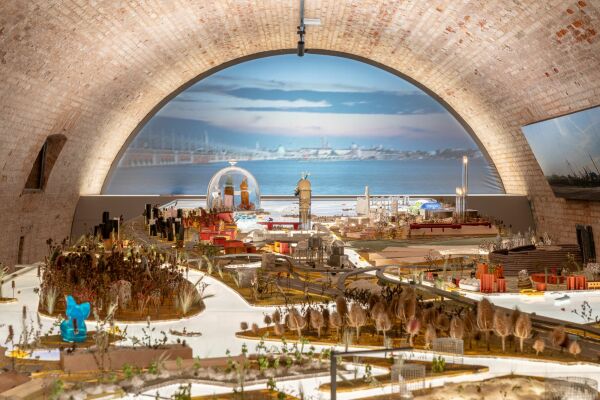 In der Polveriera austriaca (Via Forte Marghera 30) erwartet Besucher*innen eine Ausstellung namens Margherissima, die in Zusammenarbeit mit der AA entstanden ist. Im Fokus steht eine mgliche, postindustrielle Zukunft des venezianischen Stadtteils Marghera auf dem Festland.