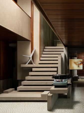 Ein paar Meter weiter ist im Erdgeschoss der Prokuratien (Piazza San Marco 101) der legend�re Olivetti-Showroom zu finden. Objekte von Formafantasma treffen hier auf die Innenarchitektur von Carlo Scarpa.