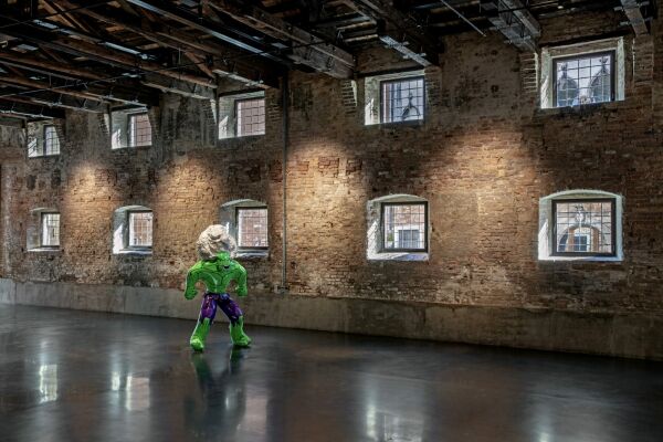 Vom Palazzo Diedo die Fondamenta de Ca� Vendramin (Cannaregio 2395) hinunter gelangt man zu einem weiteren jungen Kunstort der Stadt. Das AMA Venice des belgischen Sammlers Laurent Asscher ist zeitgen�ssischer amerikanischer Kunst gewidmet � im Bild Jeff Koons.