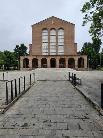 Ob es dazu jemals kommen wird? Auch die Gegenwart von Marghera ist allerdings interessant, wie Nikolaus Bernau im Schlussessay der BauNetz WOCHE zur Biennale aufzeigt. Beispielsweise lsst sich hier eine Gartenstadt aus der Nachkriegszeit entdecken, deren Mittelpunkt die Kirche SantAntonio in der Via Padre Egidio Gelain 1 ist.