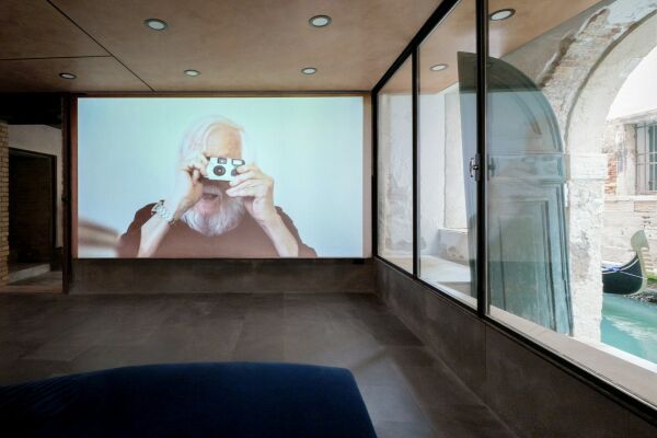 Schon fast in San Marco liegt schlie�lich die alteingesessene Fondazione Querini Stampalia mit dem atemberaubenden Erdgeschoss von Carlo Scarpa. Am Campo Santa Maria Formosa (Castello 5252) steht das fotografische Werk von John Baldessari im Fokus.