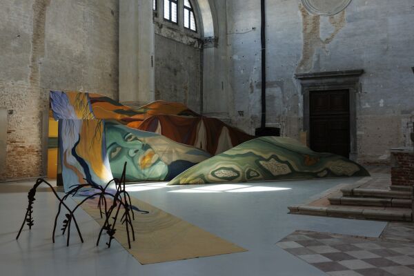 Raumgreifende Malerei von Tessa Mars gibt es im Ocean Space (Castello 5069) in der Kirche San Lorenzo.