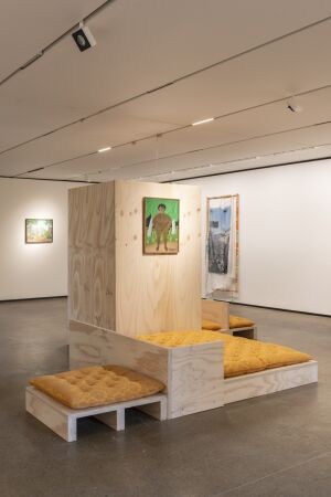 Choisne setzt K�rperwahrnehmungen in Bezug zu Vorstellungen von H�uslichkeit. Auch historische Malereien verschiedener haitianischer K�nstler*innen sind Teil ihrer Environments.