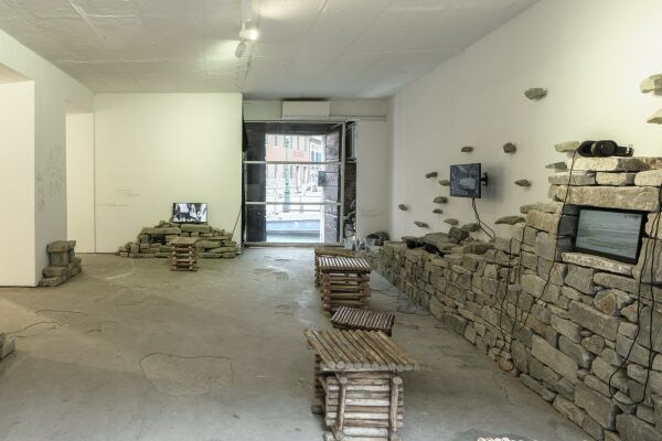 In der gemeinschaftlichen Praxis des Trockenmauerbaus erkennen die Macher*innen des Pavillons ein Potenzial zur Bew�ltigung heutiger �kologischer Herausforderungen.