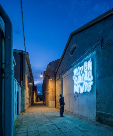 Ein paar Meter weiter prsentiert sich Katalonien mit einem eigenen Biennale-Beitrag  wie schon fters in der Bootswerkstatt Cantieri Cucchini (San Pietro di Castello 40A).