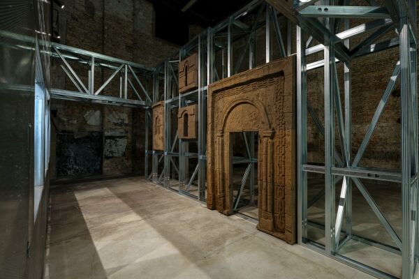 Im Armenischen Pavillon (Castello 2738/C) ist eine gelungene Auseinandersetzung zum Thema KI und kulturelles Erbe zu sehen.