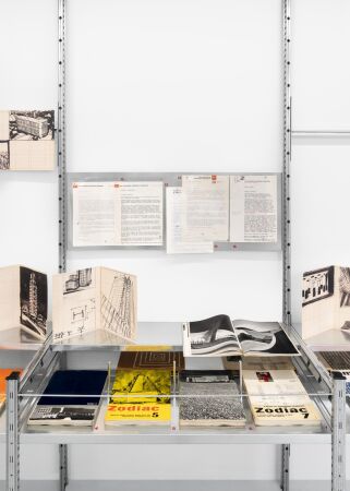 Hinzu kommen sekund�re Materielien, die Alfieris Arbeitsprozess verdeutlichen.