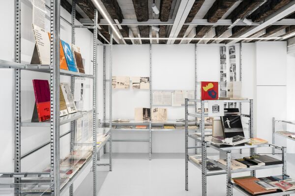 Nach solch abgelegenen Ecken geht es an den deutlich belebteren Campo de le Gate. In einem Ladengesch�ft ist dort der Galerie- und Projektraum Mare Karina (Castello 3200) mit der Archivausstellung �ber Publizist Bruno Alfieri angesiedelt.