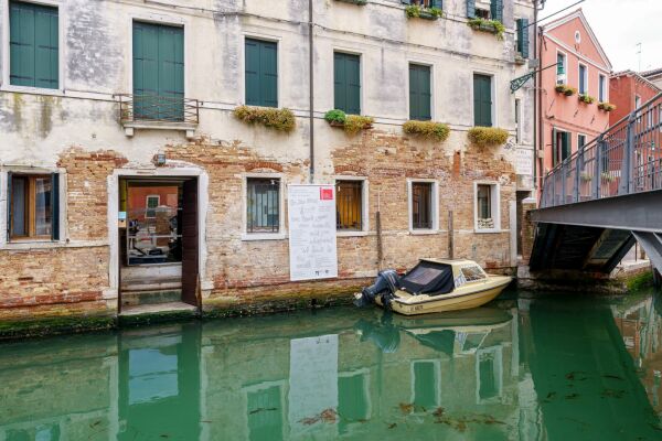 Weiter geht es in Richtung Markusplatz. Hinter dem Arsenale-Kanal rechts ist an einer kleinen Br�cke in der Calle del Pestrin (Castello 3865) traditionell der Pavillon Zyperns zu finden.