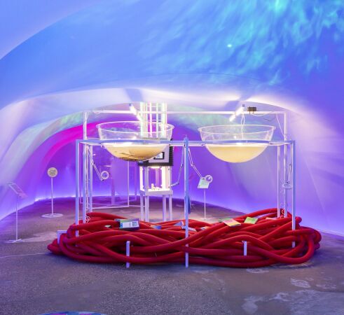 Water Parliaments beleuchtet nicht nur architektonische Aspekte dieser lebenswichtigen Ressource. Auch soziale, konomische und politische Dimensionen werden in den Blick genommen.