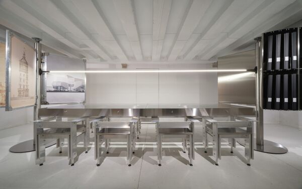 Von San Marco gelangt man mittels einer kurzen Vaporetto-Fahrt den Canal Grande hoch nach Cannaregio. Im Palazzo Correr (Cannaregio 2214) am Campo Santa Fosca ist Teil 2 des Rum�nischen Pavillons zu entdecken � mehr �ber den gelungenen Beitrag in der BauNetz WOCHE zur Biennale.