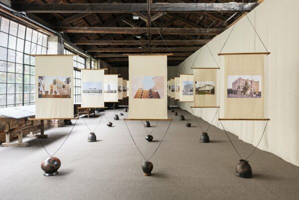 Los geht die Tour aber am Hinterausgang des Arsenale: Dort ist in einem alten Atelier (Salizada Streta 368) der Pavillon von Togo zu entdecken  mehr dazu in der BauNetz WOCHE zur Biennale.