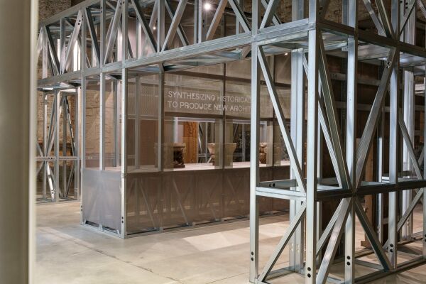 Dreidimensionale Scans bedrohter armenischer Kulturst�tten dienten als Ausgangspunkt f�r neu generierte Objekte. Diese stecken voller historischer Bez�ge, wirken zugleich aber auch wie r�tselhafte KI-Fantasien. Beispielsweise pr�gte die Verwitterung des Ausgangsmaterials die Ergebnisse.