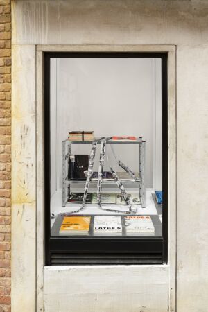 Einblicke in das Werk des legendren Publizisten Bruno Alfieri zeigt der Galerie- und Projektraum Mare Karina am Campo de le Gate 3200. (nur bis 12. Juli 2025)