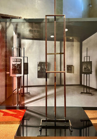 Mitten im Museum ist diesem Werk eine kleine Ausstellung gewidmet. Sie ist Teil von weitergehenden restauratorischen Bem�hungen des Museums.