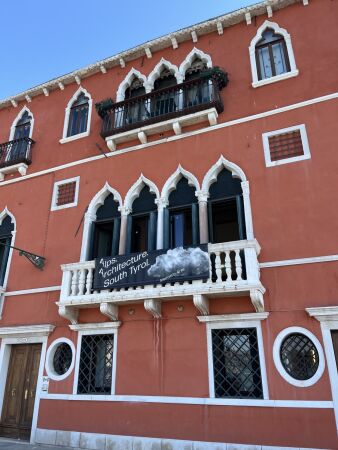 Im architektonischen Sinne wieder etwas handfester wird es im Palazzo Cavanis (Dorsoduro 920), ebenfalls an der Zattere-Promenade. Dort sind Bauten und Projekte aus S�dtirol zu entdecken.