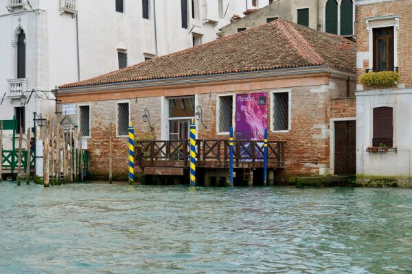 Am westlichen Rand von San Marco befindet sich am Ende der Calle del Traghetto die Fondaco Marcello (San Marco 3415). Dort, direkt am Canal Grande, ist in diesem Jahr der Portugiesische Pavillon untergekommen.