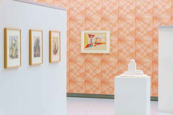 Installationsansichten der Ausstellung Schner Wohnen. Architekturvisionen von 1900 bis heute, vom 8.6.19.10.2025 in Kunsthalle Tbingen