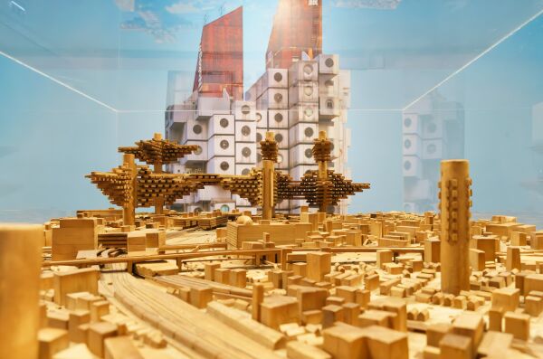 Installationsansichten der Ausstellung Schner Wohnen. Architekturvisionen von 1900 bis heute, vom 8.6.19.10.2025 in Kunsthalle Tbingen