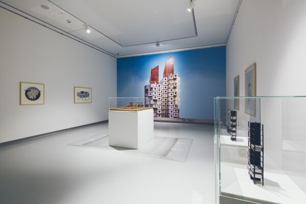 Installationsansichten der Ausstellung Schner Wohnen. Architekturvisionen von 1900 bis heute, vom 8.6.19.10.2025 in Kunsthalle Tbingen