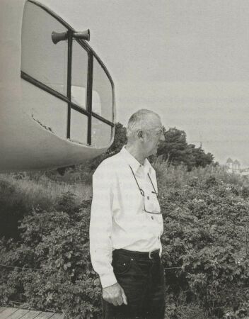 Ulrich Mther, August 1999, Binz, vor der 1975 von ihm erbauten Strandwache. Foto: Wilfrieddechau auf Wikimedia, CC BY-SA 4.0