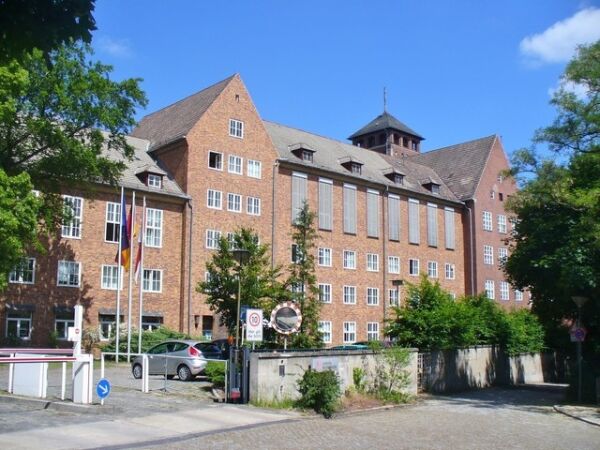 Bestandsgebude am Brauhausberg von Franz Schwechten. Foto: Wikimedia / Colin Smith on geo.hlipp.de / CC BY-SA 2.0