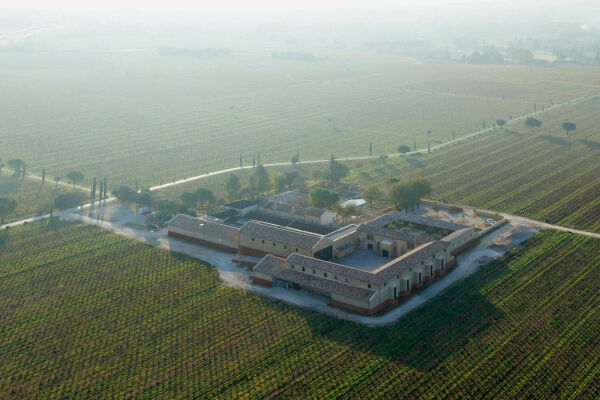 Weingut bei Avignon von Studio Mumbai und Louis-Antoine Grgo Architects